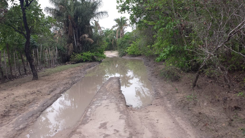 Estrada que dá acesso ao povoado Cachoeira com poças de lama