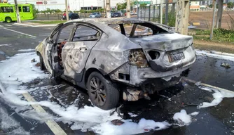 O incêndio no veículo aconteceu na manha desta sábado (22)
