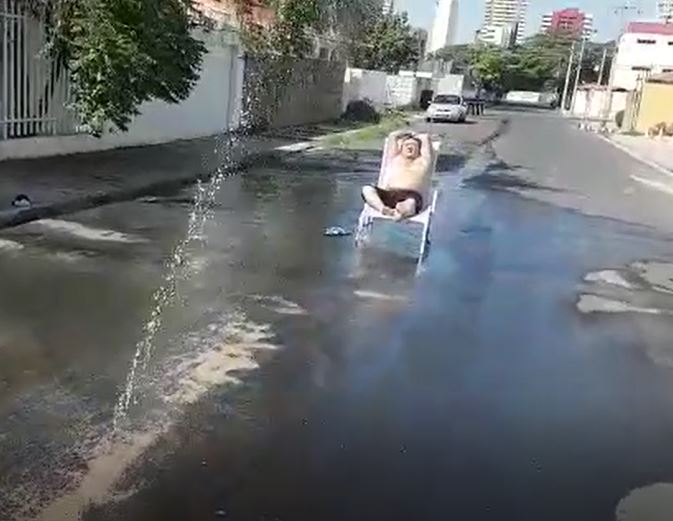 Professor reclama de vazamento em rua no bairro Jockey