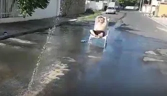 Professor reclama de vazamento em rua no bairro Jockey