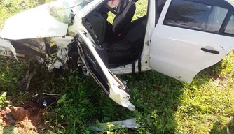Carro ficou destruído em acidente na BR-343, em Floriano.