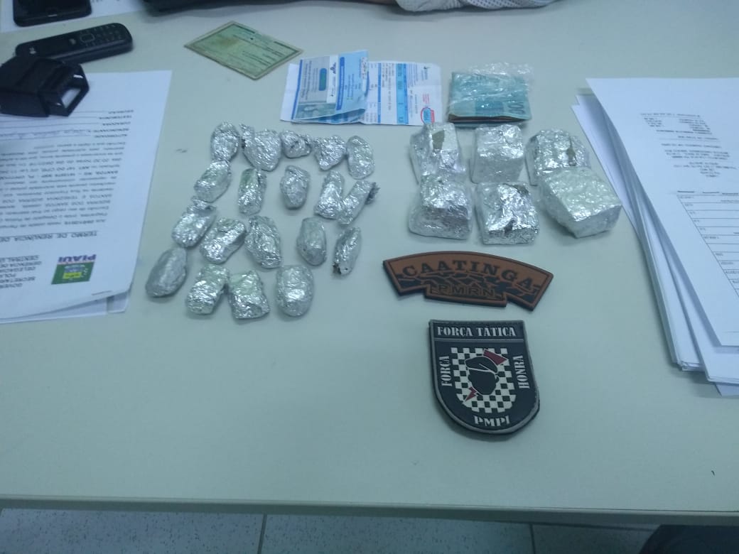 Objetos encontrados pela Força Tática em poder do suspeito.