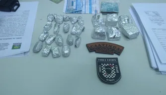 Objetos encontrados pela Força Tática em poder do suspeito.