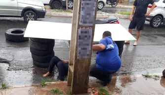 Algumas pessoas que estavam próximo ao local deram assistência à vítima.