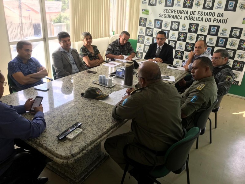 Representes da Segurança discutem as primeiras medidas a serem tomadas.