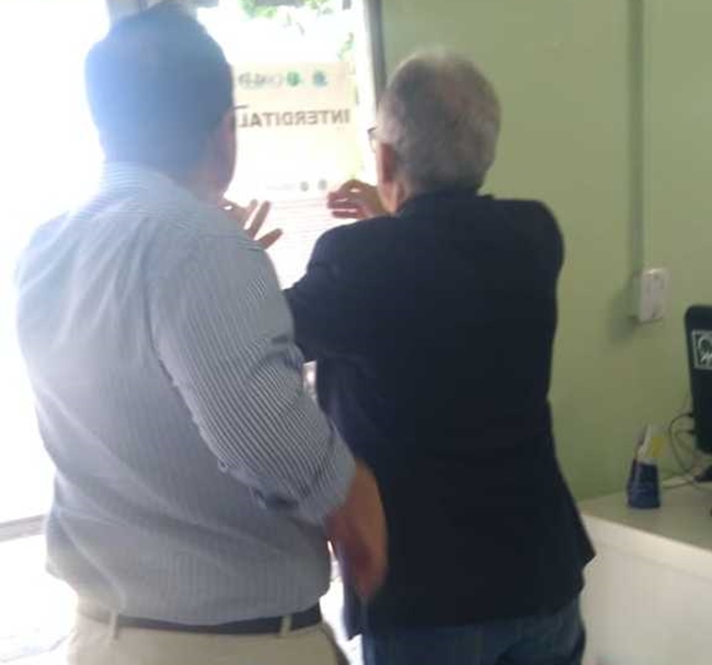 Vice-presidente Ricardo Paranagua e assessor Ricardo Cury pregam aviso de interdicao na MDER.