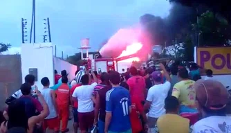 Incêndio no estacionamento da Pousada Violeta, em Parnaíba.