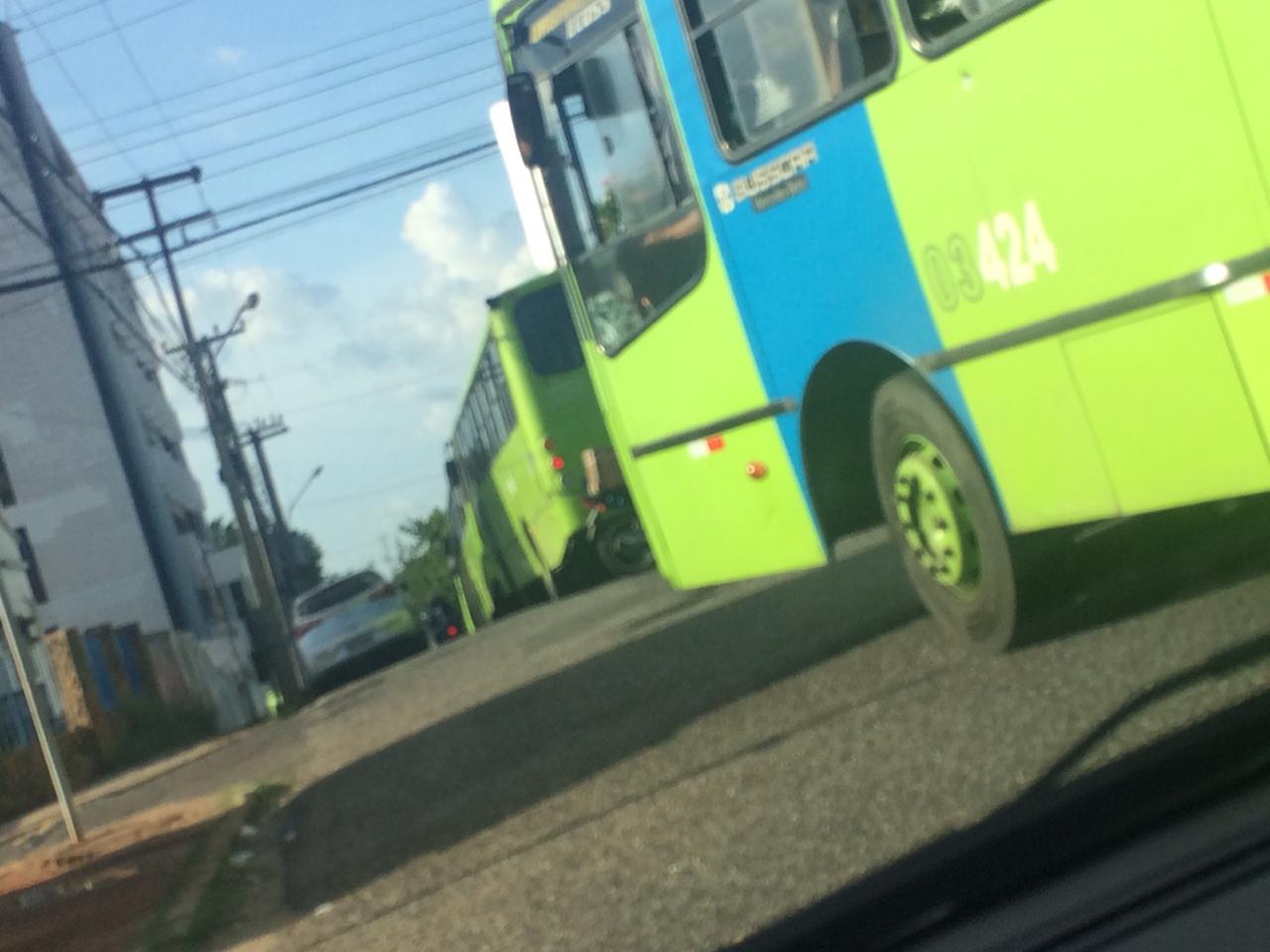 Motoristas fecharam ruas na tarde desta sexta-feira (8)