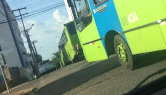 Motoristas fecharam ruas na tarde desta sexta-feira (8)