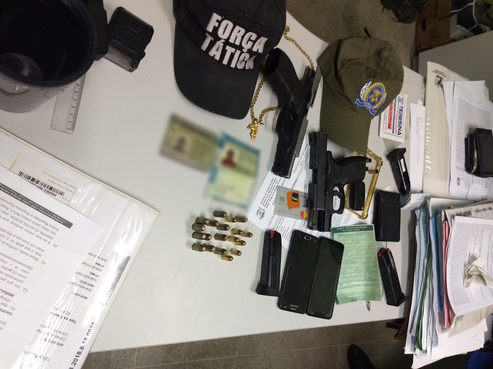 Objetos encontrados pela PM dentro do veículo conduzido por Francisco Filho.