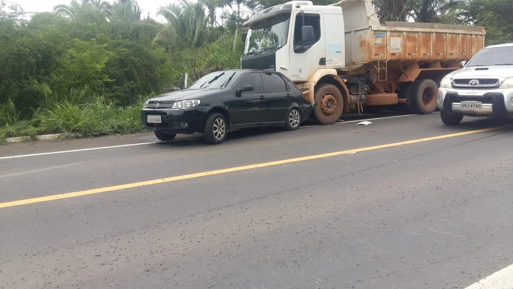 Carro Siena bate traseira em caminhão.