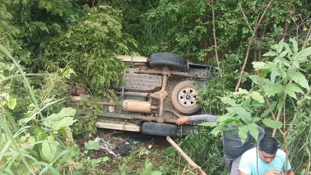 Hilux saiu da pista e capotou.