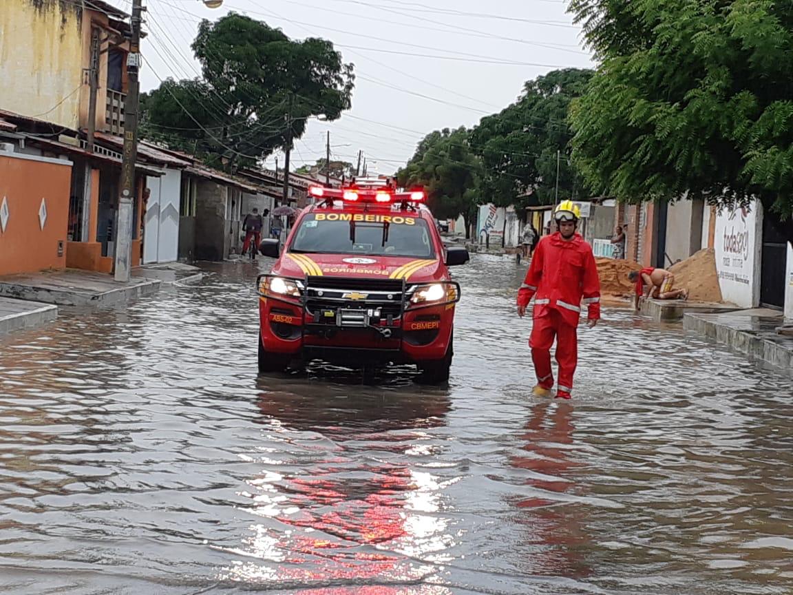 Bombeiros prestam apoio às famílias parnaibanas.