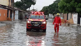 Bombeiros prestam apoio às famílias parnaibanas.