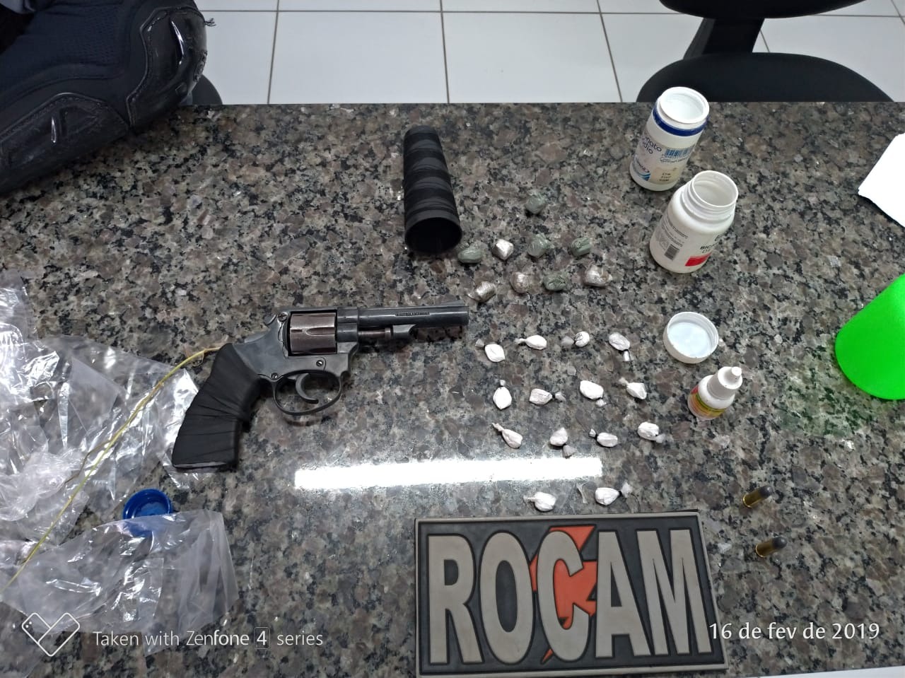 Objetos encontrados pela PM em poder do acusado.