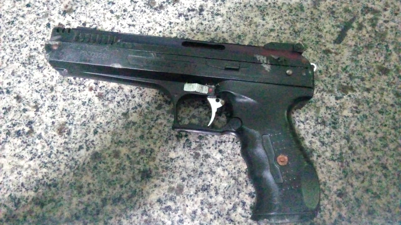 Pistola de pressão utilizada pela dupla no crime.