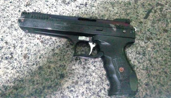 Pistola de pressão utilizada pela dupla no crime.