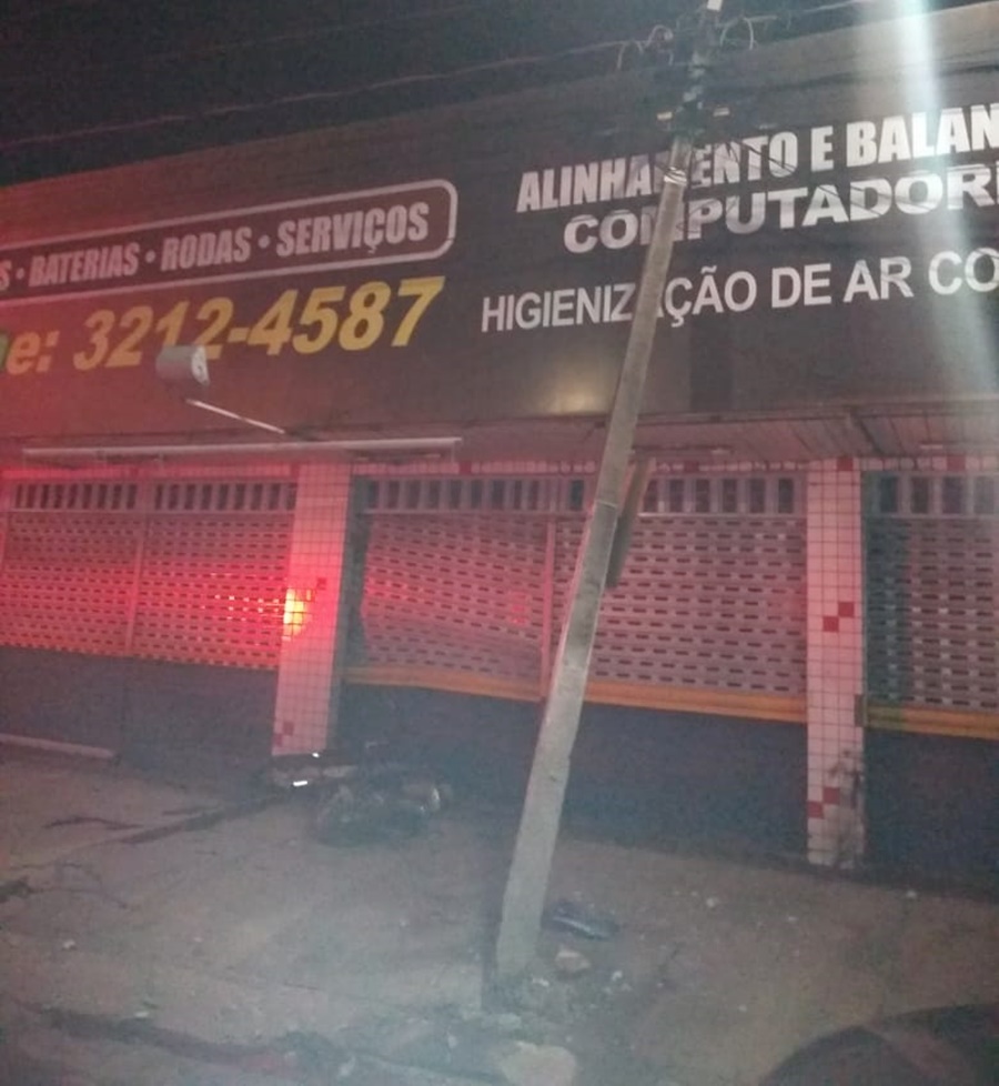 Acidente aconteceu na madrugada desta sábado (23)