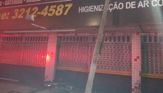 Acidente aconteceu na madrugada desta sábado (23)