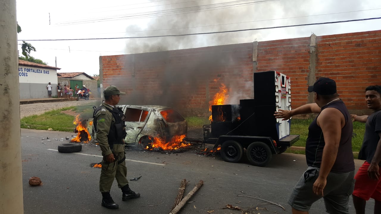 O incêndio aconteceu na tarde deste sábado (2)
