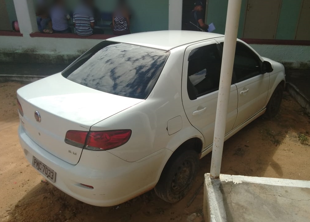 Carro foi apreendido em Parnaíba com adulterações na identificação.