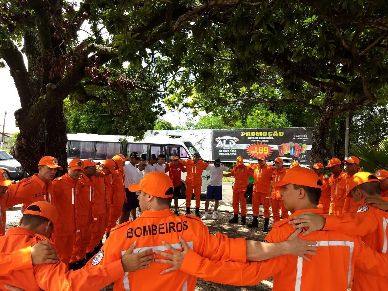 Bombeiro ajudam a população