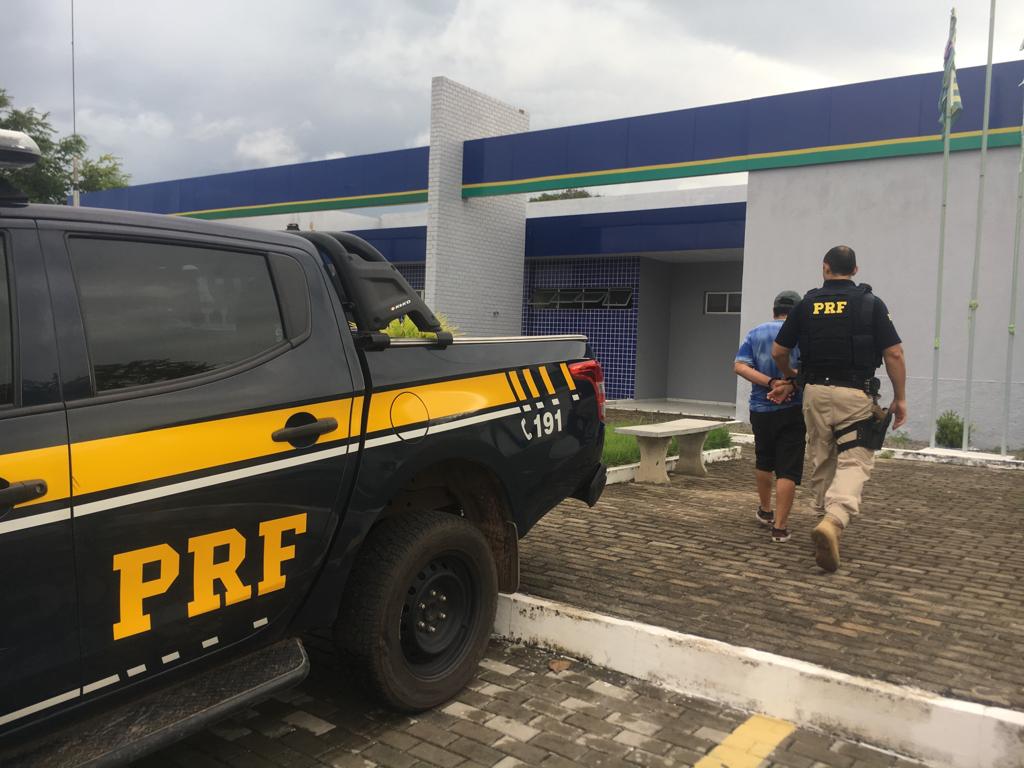O homem foi preso pela PRF na BR-343, na cidade de Parnaíba.