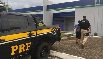 O homem foi preso pela PRF na BR-343, na cidade de Parnaíba.