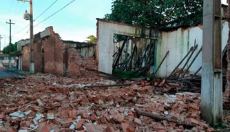 A chuva forte desta sexta-feira (12), causou o desmoronamento.