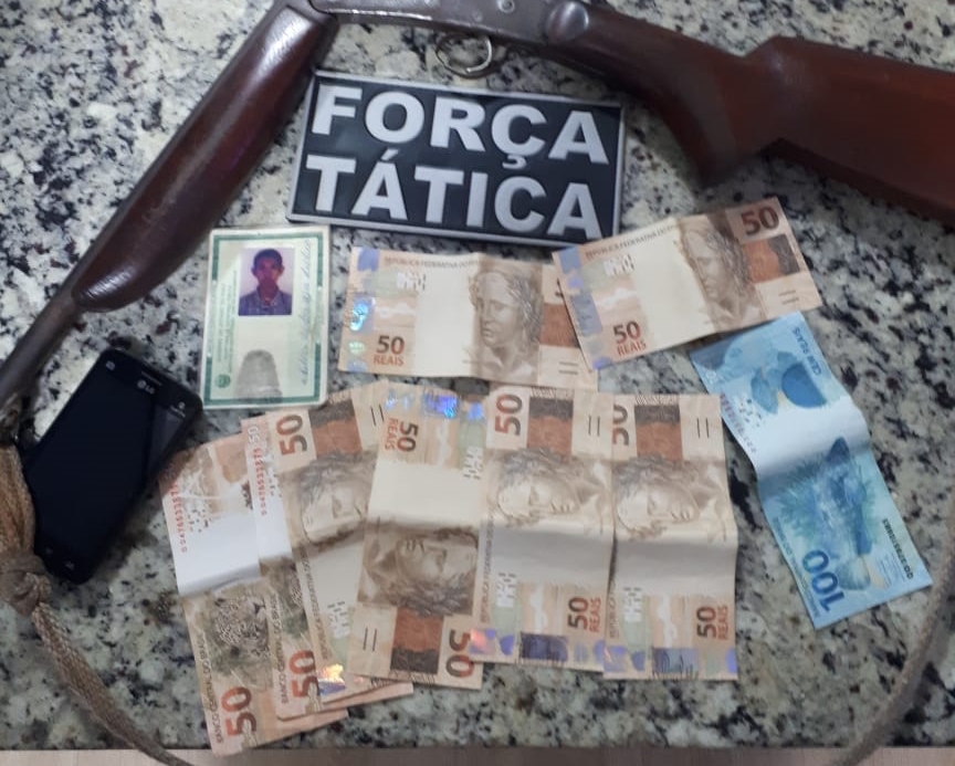 A PM apreendeu uma espingarda e R$ 500,00 em cédulas falsas que estavam em poder do suspeito.