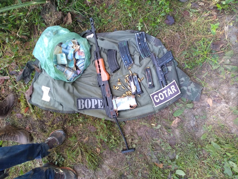 Os policiais apreenderam armas e munições que estavam em poder da quadrilha.