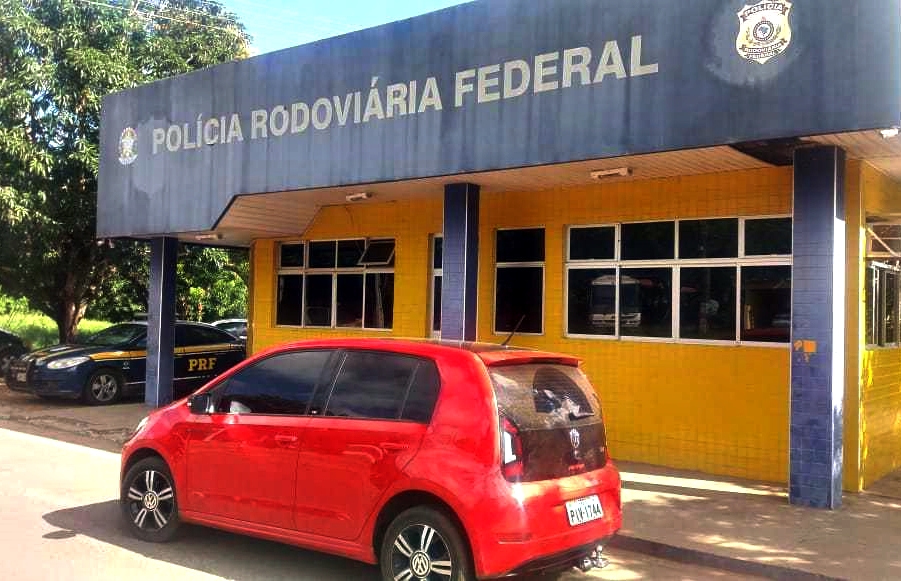 Os agentes da PRF abordaram o veículo na BR-343 com sete ocupantes.