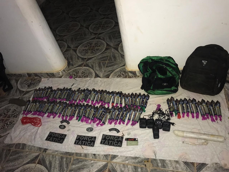A PM apreendeu uma série de explosivos na casa dos irmãos.
