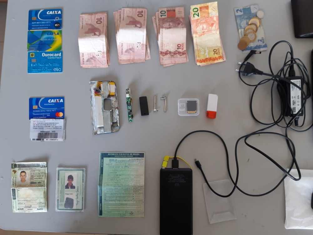 Objetos apreendidos pela PRF dentro do veículo utilizado pela dupla.