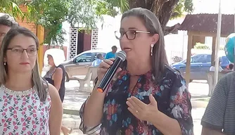 Elizângela Amorim, à esquerda, ao lado de sua irmã a prefeita Vilma Amorim.