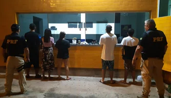 Foi apreendida uma grande quantidade de drogas.