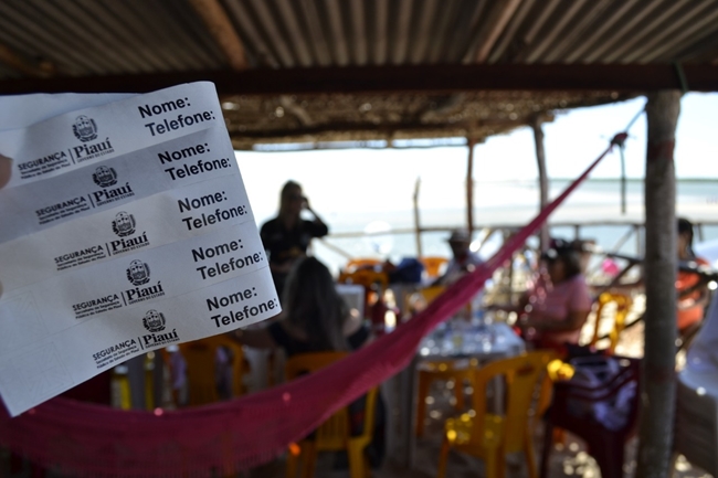 Pulseiras de identificação estão sendo distribuídas nas praias.