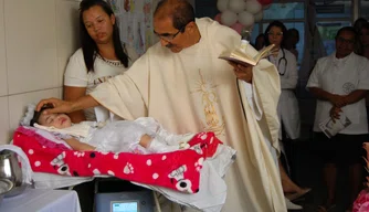 Bebe sendo batizado