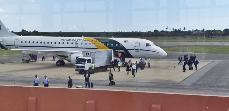Avião da comitiva do presidente