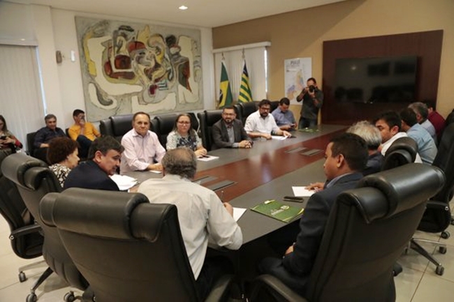 Wellington Dias se reúne com prefeitos de municípios do Piauí.