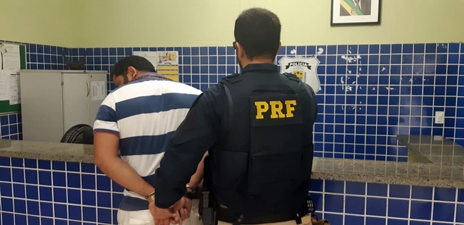 Homem preso pela PRF.