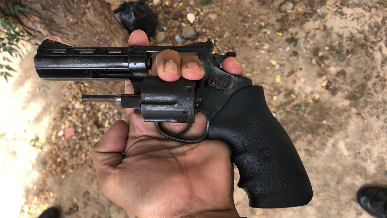 Arma de fogo apreendida em poder dos acusados.