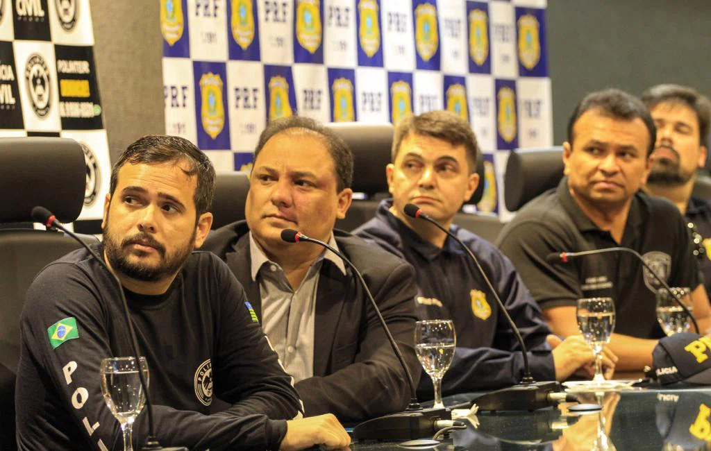 Membros da Polícia Rodoviária Federal e Polícia Civil durante entrevista coletiva.
