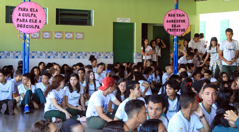 Alunos se reuniram no pátio da escola para palestra.