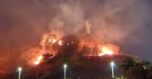 Fogo atingiu Morro do Leme