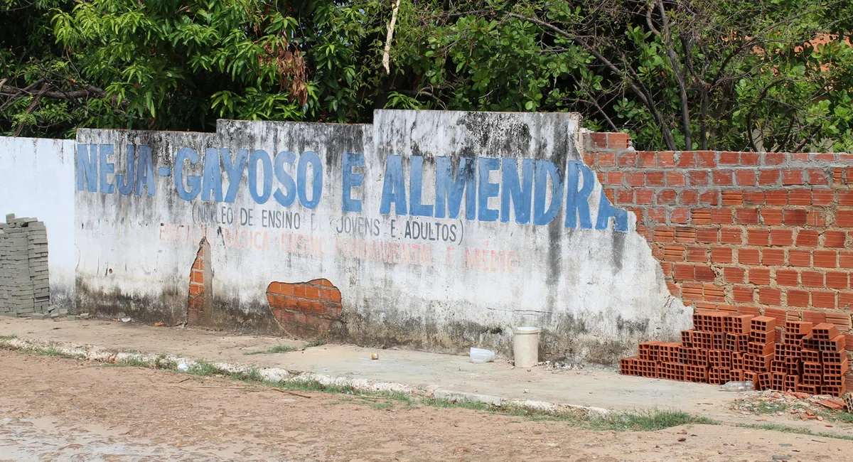 A escola abandonada já foi Núcleo de Ensino de Jovens e Adultos.