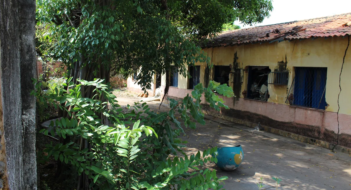 Estrutura deteriorada da Unidade Escolar Gayoso e Almendra.