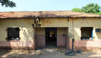 Unidade Escolar Gayoso e Almendra, no bairro Aeroporto, encontra-se abandonada.