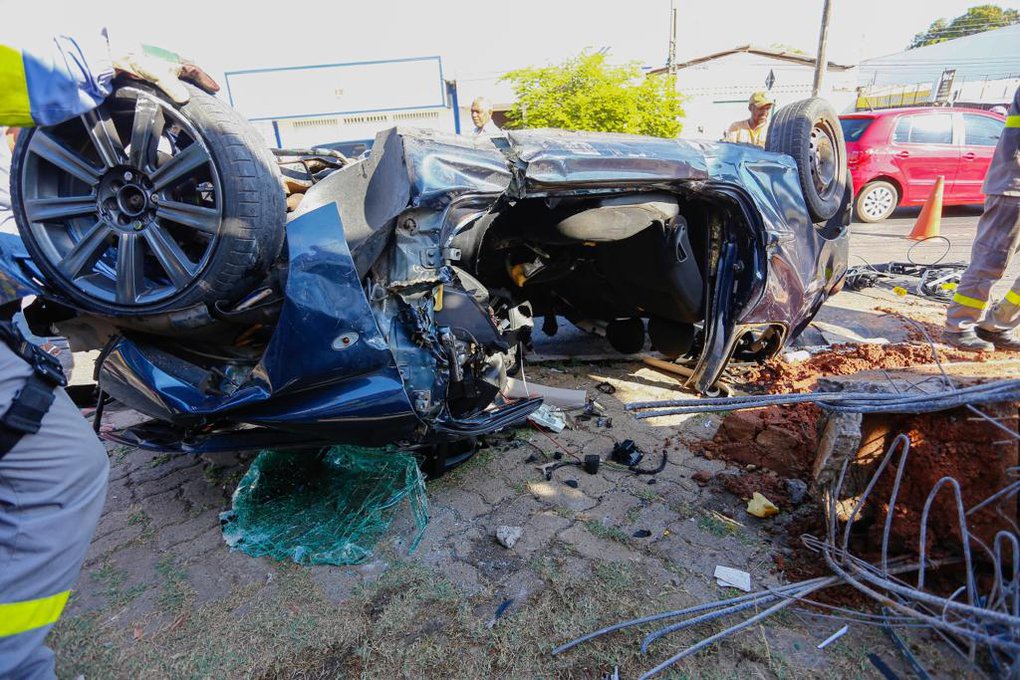Acidente deixou o carro completamente destruído