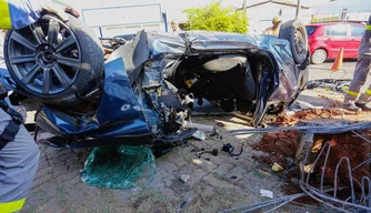 Acidente deixou o carro completamente destruído
